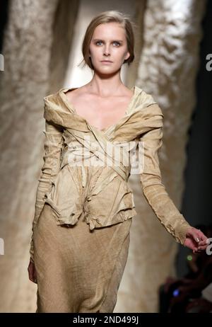 Donna Karan Spring 2010 Fashion Show