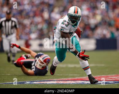 Miami Dolphins running back Ronnie Brown runs the wildcat offense against  the New York Jets at Landshark stadium in Miami on October 12, 2009. The  Dolphins defeated the Jets 31-27. UPI/Michael Bush