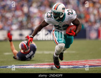 Miami Dolphins running back Ronnie Brown runs the wildcat offense against  the New York Jets at Landshark stadium in Miami on October 12, 2009. The  Dolphins defeated the Jets 31-27. UPI/Michael Bush