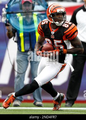 New Cincinnati Bengals wide receiver Peter Warrick talks with reporters  during a news conference at Spinney Field in Cincinnati Monday, June 5,  2000. Warrick, who signed a seven year $42 million deal