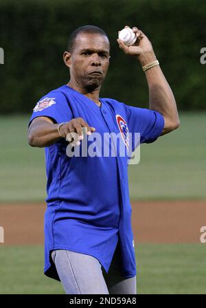 Former Bears running back Matt Forte throws out first pitch prior