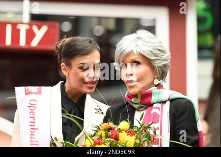 Vienna, Austria, 15th February 2023. Autograph session with opera ball star guest 2023 Jane Fonda (R) in Lugner City in Vienna Stock Photo