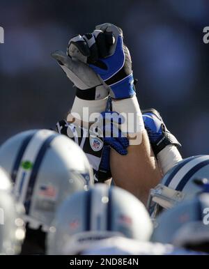 Dallas Cowboys players huddle up during an NFL football game against the  Washington Commanders, Sunday, January 8, 2023 in Landover. (AP  Photo/Daniel Kucin Jr Stock Photo - Alamy