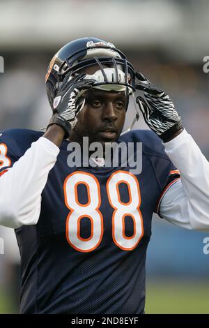 Chicago Bears tight end Desmond Clark, center, throws receiver