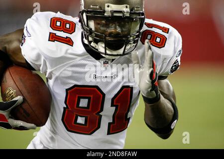 Tampa Bay Buccaneers Michael Spurlock (81) escapes San Francisco 49ers  Reggie Smith (30) on a punt