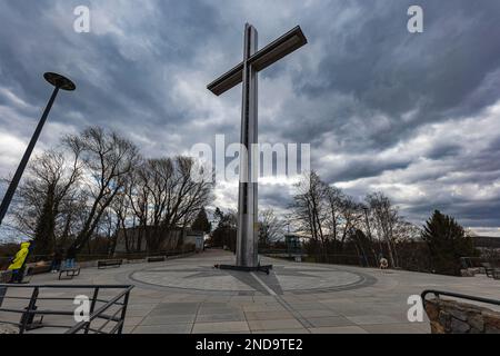 Gdynia, Poland - April 2022: Small square with viewpoint Kamienna Gora and big cross at center Stock Photo