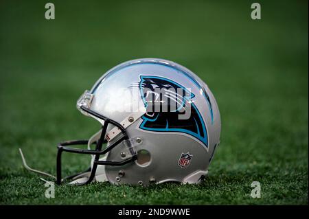 A San Francisco 49ers helmet sits on the field prior to an NFL football  game against the Carolina Panthers, Sunday, Oct. 9, 2022, in Charlotte,  N.C. (AP Photo/Brian Westerholt Stock Photo - Alamy