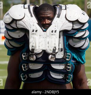 Miami Dolphins defensive tackle Travis Ivey carries some of his teammates  gear after NFL football training camp, Sunday, Aug. 1, 2010 in Davie, Fla.  (AP Photo/Wilfredo Lee Stock Photo - Alamy