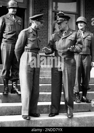 General Dwight Eisenhower and General Omar Bradley Stock Photo - Alamy