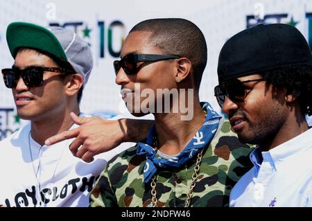 Pharrell Williams With Family At The Los Angeles Mission's Thanksgiving  Event (November 21st 2018) - The Neptunes #1 fan site, all about Pharrell  Williams and Chad Hugo