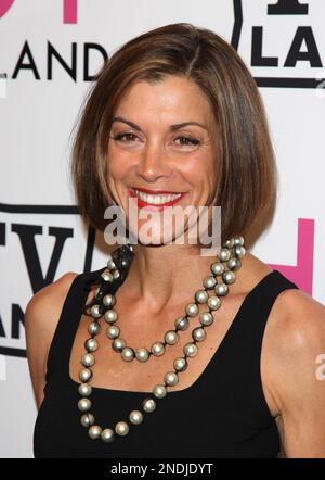 Hot in Cleveland' actress Wendie Malick wearing no make-up shopping in