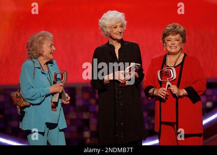 THE GOLDEN GIRLS, from left: Betty White, Lois Nettleton, 'Isn't It