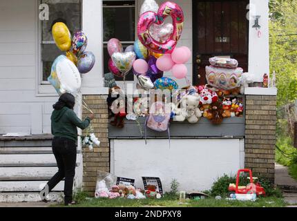 https://l450v.alamy.com/450v/2ndpxy8/a-woman-brings-balloons-and-flowers-to-a-memorial-at-the-house-where-a-7-year-old-girl-was-shot-and-killed-by-police-in-detroit-monday-may-17-2010-state-police-will-take-over-the-investigation-of-the-fatal-shooting-of-7-year-old-aiyana-jones-by-a-detroit-police-officer-during-a-weekend-raid-at-the-girls-home-a-prosecutor-said-monday-aiyana-was-asleep-on-the-living-room-sofa-in-her-familys-apartment-when-detroit-police-searching-for-a-homicide-suspect-burst-in-and-an-officers-gun-went-off-fatally-striking-the-girl-in-the-neck-family-members-said-ap-photocarlos-osorio-2ndpxy8.jpg