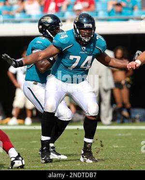 Jacksonville Jaguars defensive tackle John Henderson during an NFL football  game against the Tennessee Titans, Sunday, Oct. 4, 2009, in Jacksonville,  Fla.(AP Photo/Phil Coale Stock Photo - Alamy