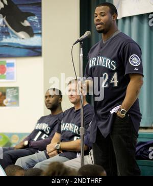 Griffey stays with Mariners for 2010