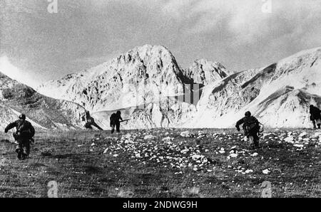 German paratroopers after landing on Crete, 1941 Stock Photo - Alamy