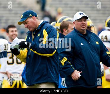 Michigan quarterbacks coach Rod Smith, left, gives pointers to quarterback  Steven Threet (10) in a spring football practice session Saturday, March  15, 2008, in Ann Arbor, Mich. (AP Photo/Tony Ding Stock Photo - Alamy