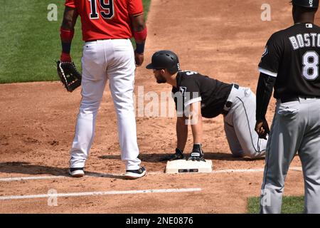 Chicago White Sox's Yolmer Sánchez retreats to first base. Next to him is Minnesota Twins athlete Kennys Vargas on August 31, 2017, in Minneapolis. Stock Photo