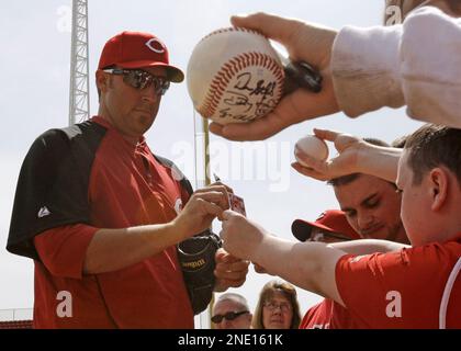 FILE ** St. Louis Cardinals shortstop Edgar Renteria at bat Aug. 17, 2004  in St. Louis. Talks between Renteria, a free agent, his agents and the St.  Louis Cardinals continue. A