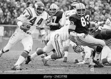 Minnesota Vikings Chuck Foreman (44) leaps the line against the Chicago  Bears in first period action as Foreman gained 10 yards on the play in  Bloomington, Minn., Oct. 16, 1977. The gain