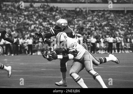 Houston Oilers wide receiver Ken Burrough (00) does a spread flip