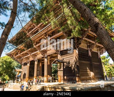 The Nandaimon Gate. Kamakura period wooden temple gate entrance to the Todai-ji temple complex in Nara, Japan Stock Photo