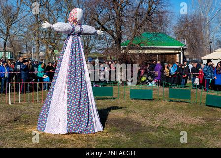 Shrovetide in Russia. Big doll - symbol of Pancakes week, scarecrow for burning as symbol of winter end and spring coming. Slavik traditional - Maslen Stock Photo