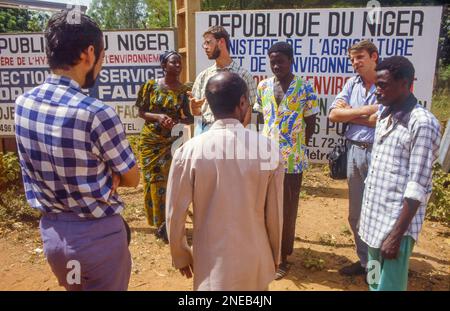 Niger, Dutch development workers talking with local people about the agriculture outside Niamey. Stock Photo