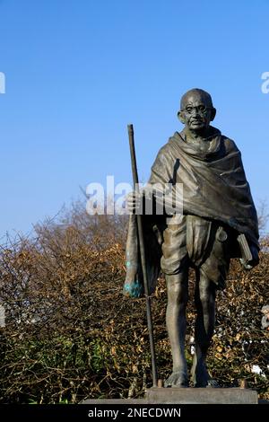 Mahatma Gandhi statue by Sculptors Ram and Anil Sutar, Lloyd George Avenue, Cardiff Bay, Cardiff, Wales. Stock Photo