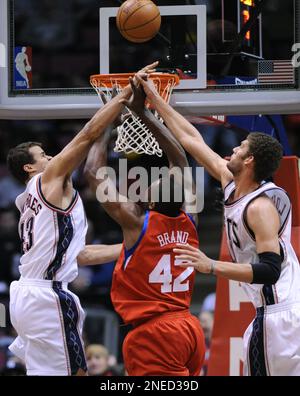 New Jersey Nets' Ryan Anderson puts up a shot as he gets by