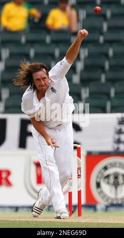 England's Ryan Sidebottom bowls on day 2 of their fourth test cricket match against England in Johannesburg, South Africa, Friday, Jan. 15, 2010. (AP Photo)
