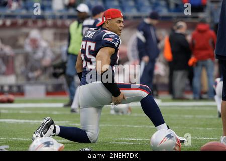 New England Patriots Junior Seau smiles while holding up the Lamar