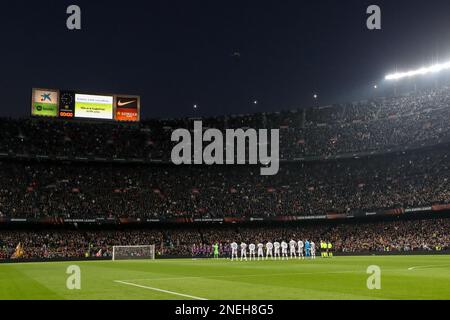 Both teams Barcelona and Manchester United line up to remember the earthquake in Turkey before the UEFA Europa League Knockout Round Play-Offs Barcelona vs Manchester United at Spotify Camp Nou, Barcelona, Spain, 16th February 2023  (Photo by Mark Cosgrove/News Images) Stock Photo