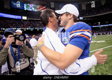 UF Head Coach Urban Meyer hugs Tim Tebow at midfield as Tebow is