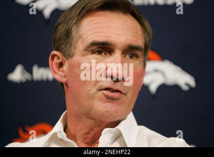 Denver Broncos head coach Mike Shanahan (R) looks back to the field as his  quarterback Jake Plummer (L) leaves the field after settling for a field  goal against the San Diego Charger