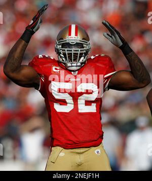 San Francisco 49ers linebacker Patrick Willis (52) during the fourth  quarter of an NFL football game in San Francisco, Sunday, Oct. 17, 2010.  (AP Photo/Marcio Jose Sanchez Stock Photo - Alamy