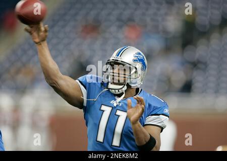 Detroit Lions' quarterback Daunte Culpepper runs from Baltimore Ravens'  Rescott Burgess at M&T Bank Stadium in Baltimore on December 13, 2009.  UPI/Kevin Dietsch Stock Photo - Alamy