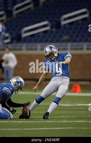 Detroit Lions place kicker Jason Hanson (4) warms up before the game with  the Minnesota Vikings in NFL football game Sunday, Sept. 26, 2010 in  Minneapolis.(AP Photo/Andy King Stock Photo - Alamy