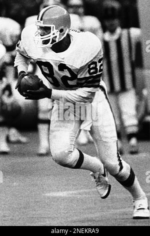 Cleveland Browns? tight end, Ozzie Newsome (82) takes a 47 yard