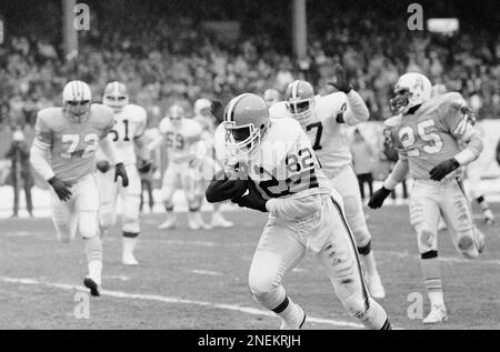 Cleveland Browns tight end Ozzie Newsome (82) runs past Minnesota