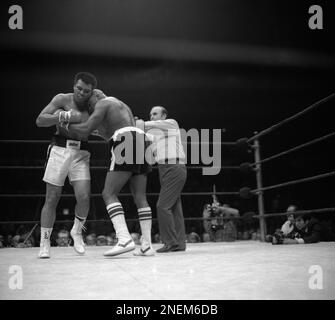 https://l450v.alamy.com/450v/2nem6db/world-heavyweight-champ-muhammad-ali-left-and-challenger-earnie-shavers-grip-during-a-tough-tango-in-their-15-round-world-heavyweight-title-bout-at-new-yorks-madison-square-garden-on-thursday-sept-29-1977-shavers-put-on-a-premier-defensive-show-but-the-title-was-retained-by-ali-by-the-judges-decision-ap-photoharry-harris-2nem6db.jpg