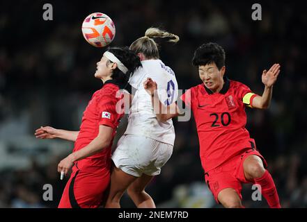 England's Alessia Russo (left) battles with Korea Republic's Hong Hye-Ji (left) and Kim Hye-Ri during the Arnold Clark Cup match at Stadium MK, Milton Keynes. Picture date: Thursday February 16, 2023. Stock Photo
