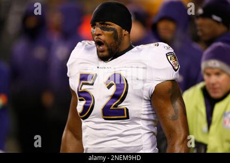 Baltimore Ravens inside linebacker Ray Lewis runs onto the field before an  NFL football game against the Cleveland Browns in Baltimore, Saturday, Dec.  24, 2011. (AP Photo/Nick Wass Stock Photo - Alamy