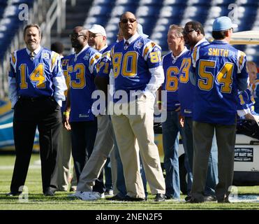 Former San Diego Chargers quarterback Dan Fouts watches during pregame  warmups of a NFL football game Sunday Nov. 15, 2009 in San Diego. (AP  Photo/Denis Poroy Stock Photo - Alamy