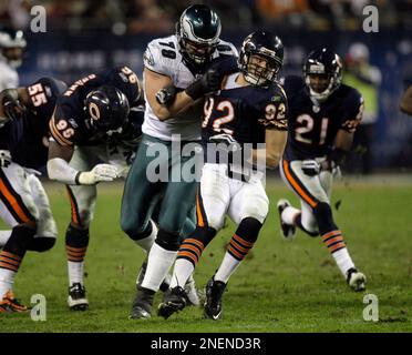 KRT SPORTS STORY SLUGGED: FBN-RAVENS-BEARS KRT PHOTOGRAPH BY JIM PRISCHING/CHICAGO  TRIBUNE (October 23) CHICAGO, IL -- Chicago Bears linebacker Brian Urlacher  (54) Lance Briggs (55) and Ian Scott (95) help out Hunter