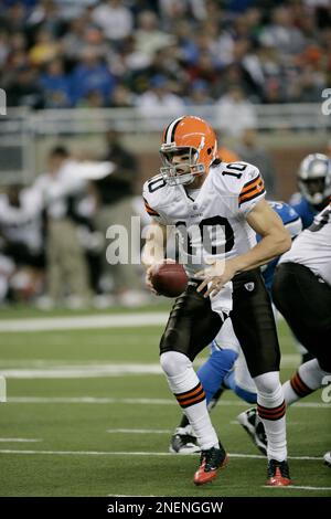 Cleveland Browns quarterback Brady Quinn (10) looks to hand off