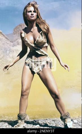 ONE MILLION YEARS BC 1966 Warner-Pathe Distributors film with Raquel Welch Stock Photo