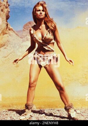 ONE MILLION YEARS BC 1966 Warner-Pathe Distributors film with Raquel Welch Stock Photo