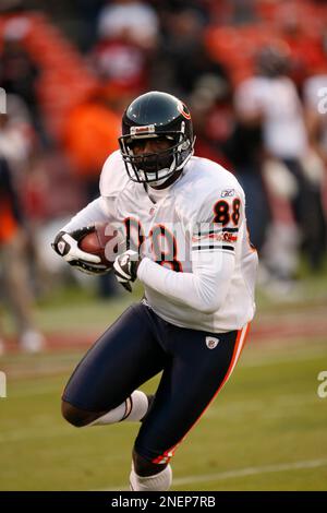 Minnesota Vikings linebacker Ben Leber (51) intercepts a third quarter pass  intended for Chicago Bears' Desmond Clark (88), Sunday, October 14, 2007,  at Soldier Field in Chicago, Illinois. The Vikings won 34-31. (