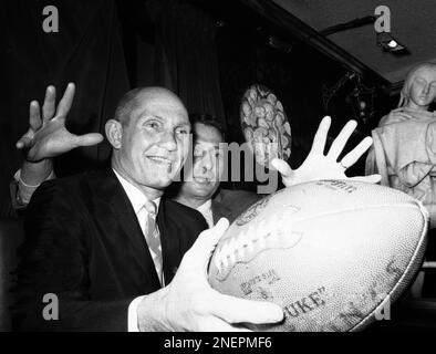 New York Giants quarterback Y.A. Tittle, 1962 Stock Photo - Alamy